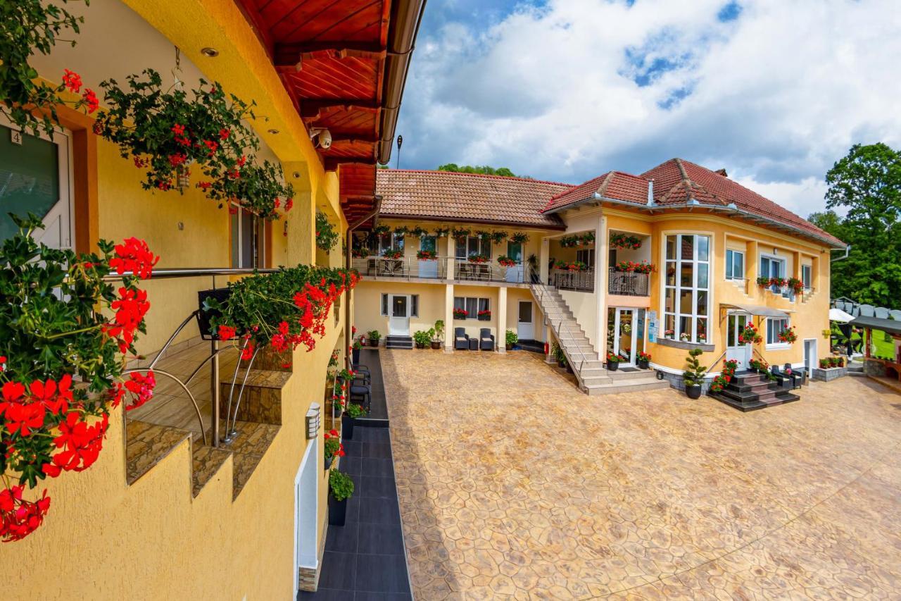 Pensiunea Valea Magurii Novaci-Străini Buitenkant foto